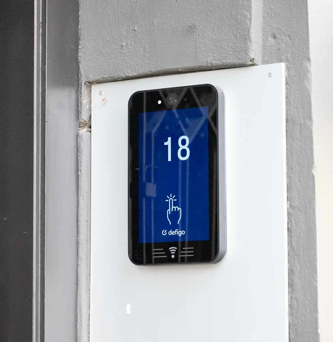 Norsk boligbygg med Defigo smart porttelefon installert ved inngangen