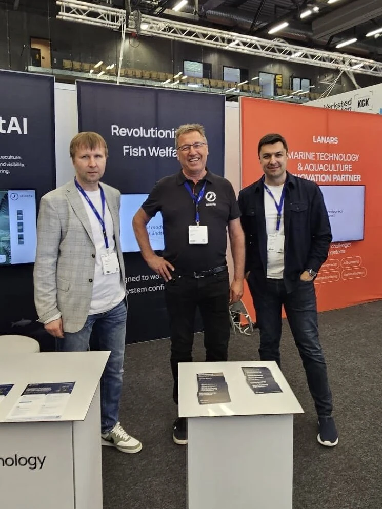 Dmitri Dubov, Viktor Korneliussen og Arslan Tayliyev stående ved SelectAI-standen på HavExpo 2026 i Bergen