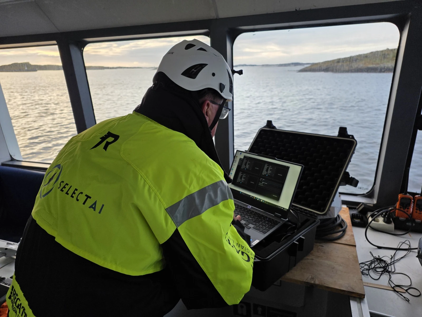 SelectAI flyteenhet utplassert ved siden av en laksemerd på Karmøy, desember 2025